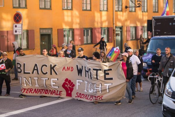 Black and White – Unite and Fight lød det på Internationale Socialisters banner