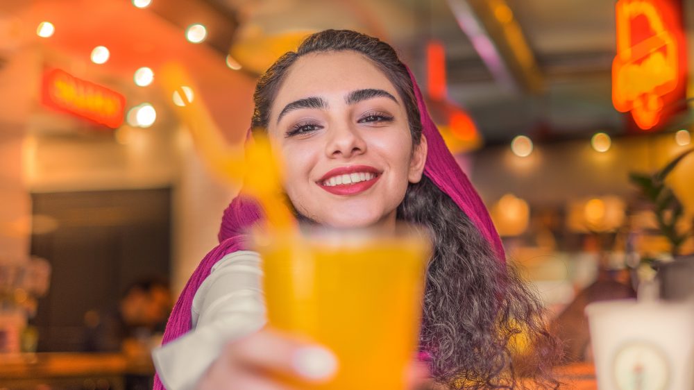 Iransk kvinde med drink